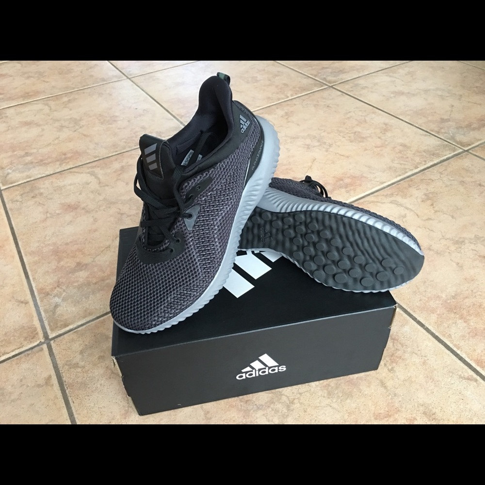 NEW Adidas Alphabounce 7.5 - 7 1/2